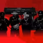 Photo composition showing two criminals captured by police officers, with a firearm in the background. Photo: Ojo Público/file photo.