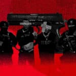 Photo composition showing two criminals captured by police officers, with a firearm in the background. Photo: Ojo Público/file photo.