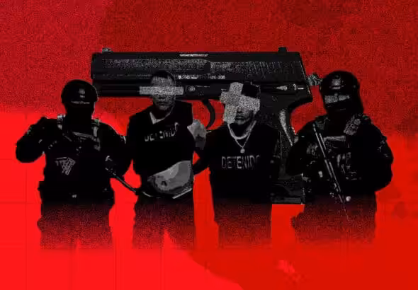 Photo composition showing two criminals captured by police officers, with a firearm in the background. Photo: Ojo Público/file photo.