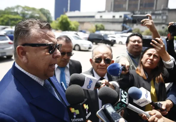 Lawyer Jaime Ortega speaks with journalists outside the Supreme Court of Justice (CSJ) headquarters this Monday in El Salvador. Mar 24, 2025 Photo: EFE.