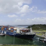 A super cargo ship prepares its entry into the Panama Canal. Photo: EFE/file photo.