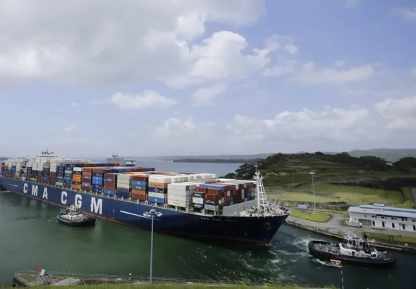 A super cargo ship prepares its entry into the Panama Canal. Photo: EFE/file photo.