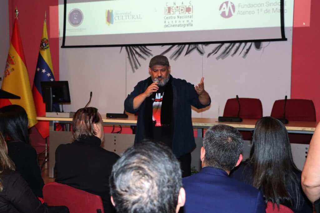 Daniel Yegres, director of the Venezuelan movie Alí Primera, speaks after the screening of the film by the Comisiones Obreras trade union in Madrid, Spain. Photo: Instagram/Daniel Yegres.