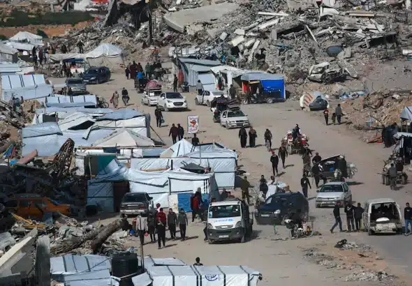 Palestinians fleeing Beit Lahia in northern Gaza Strip to escape 'Israeli' airstrikes, March 25, 2025. Photo: AFP.
