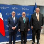 Chilean Foreign Minister Alberto van Klaveren (left) and Attorney Ángel Valencia (right) with ICC Prosecutor Karim Khan (center) at the ICC headquarters in The Hague, Netherlands, March 28, 2025. Photo: La Tercera.