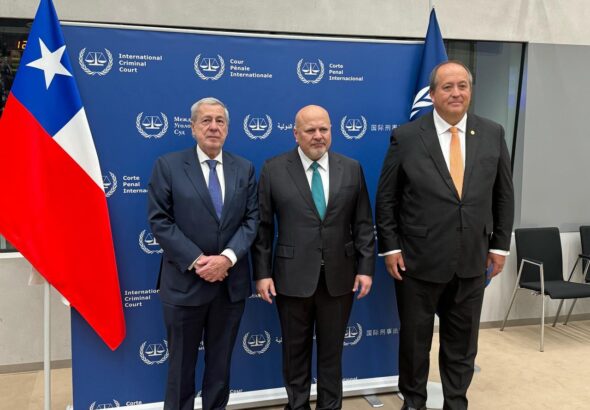 Chilean Foreign Minister Alberto van Klaveren (left) and Attorney Ángel Valencia (right) with ICC Prosecutor Karim Khan (center) at the ICC headquarters in The Hague, Netherlands, March 28, 2025. Photo: La Tercera.