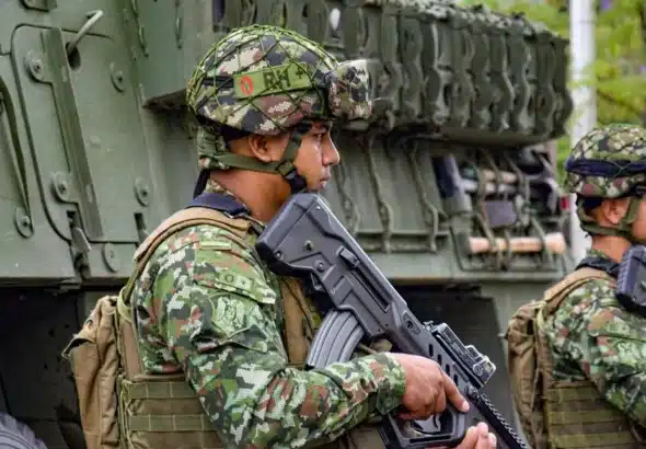 Colombian military personnel stand beside a tank. Photo: X/@COL_EJERCITO.