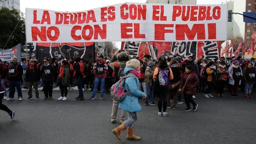 "The debt is with the people, not the IMF" reads a banner in Buenos Aires, Argentina. Photo: AN Red.