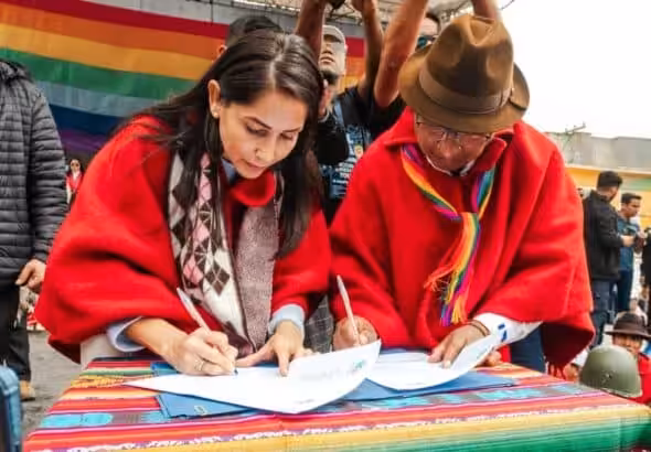 Citizen Revolution's Luisa González (left) signing a unity pact with Pachakutik's Guillermo Churuchumbi, March 30, 2025. Photo: El Comercio.
