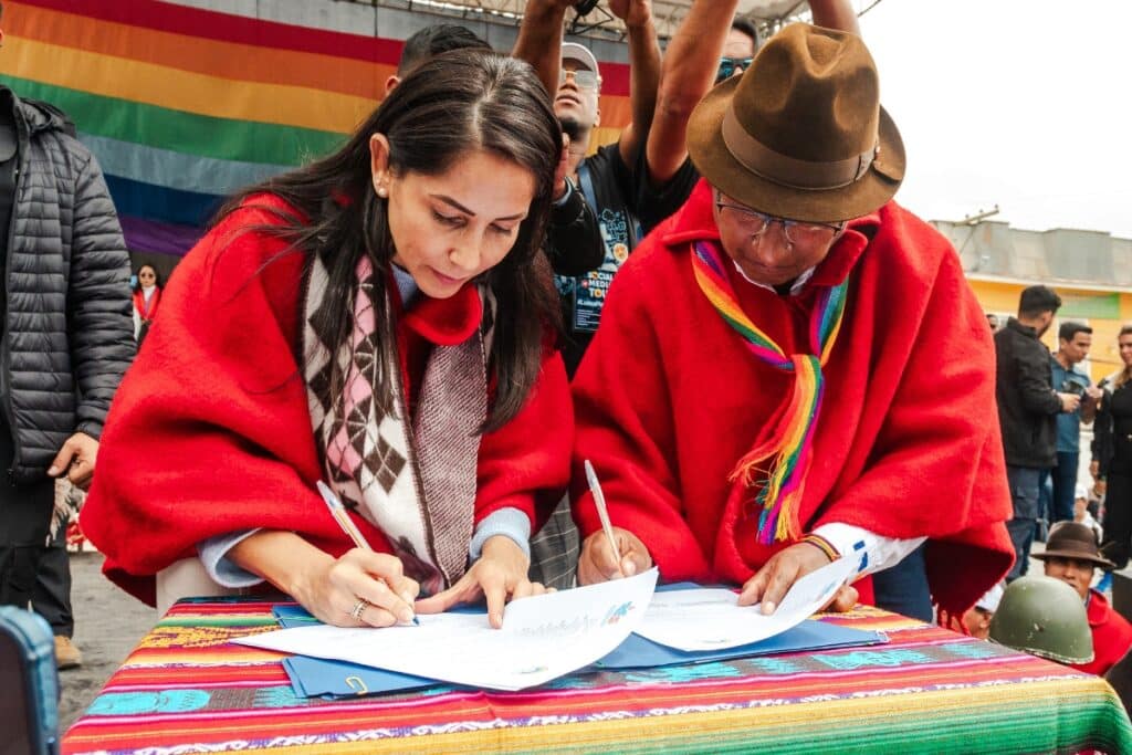 Citizen Revolution's Luisa González (left) signing a unity pact with Pachakutik's Guillermo Churuchumbi, March 30, 2025. Photo: El Comercio.