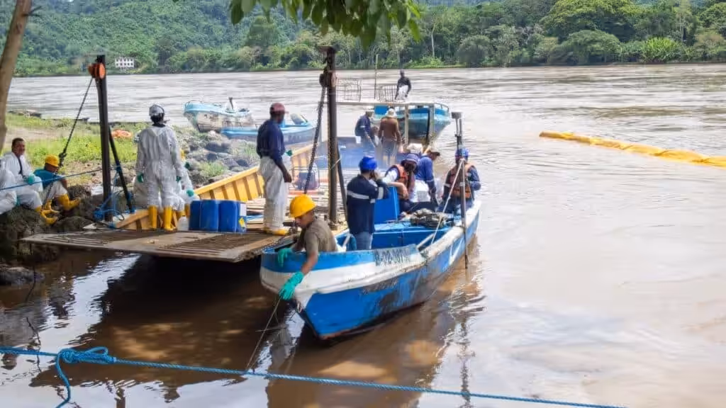 A team of workers on the oil-contaminated water in Esmeraldas. Photo: Petroecuador/X.