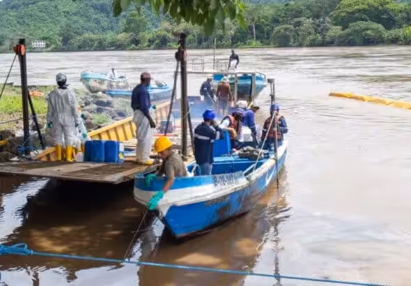 A team of workers on the oil-contaminated water in Esmeraldas. Photo: Petroecuador/X.