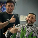 Barber Francisco García a recently deported barber from the US Empire to El Salvador, Mar 18, 2025. Photo: teleSUR.