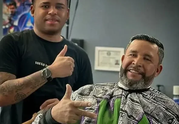 Barber Francisco García a recently deported barber from the US Empire to El Salvador, Mar 18, 2025. Photo: teleSUR.