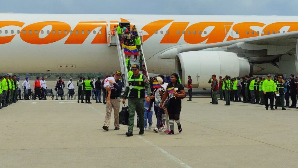 Passengers of a repatriation flight arriving from México exit the Conviasa jet that brought them back to Venezuela, on Thursday, March 20, 2025. Photo: X/@la_iguanatv.