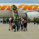 Passengers of a repatriation flight arriving from México exit the Conviasa jet that brought them back to Venezuela, on Thursday, March 20, 2025. Photo: X/@la_iguanatv.