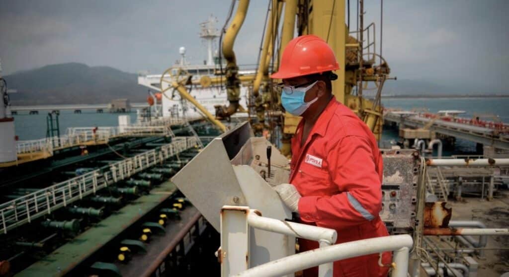 A PDVSA oil worker performing a maneuver to load/unload a shipment from an Iranian tanker in 2020 at the El Palito Refinery in Carabobo state, Venezuela. Photo: AFP/Getty Images/file photo.