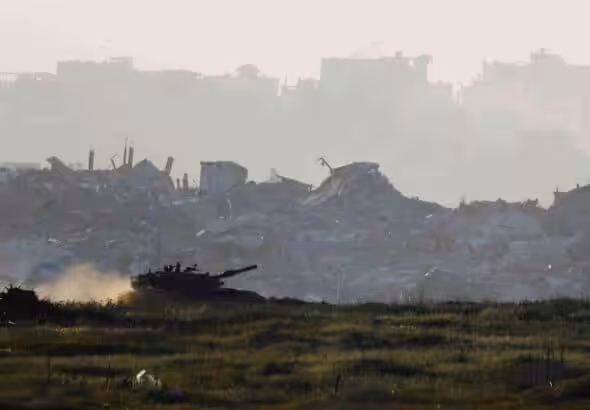 A tank manoeuvres inside Gaza, as seen from the Israeli settler colony's border with Gaza, March 19, 2025. Photo: Amir Cohen/Reuters.