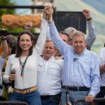 The two traitors María Corina Machado and Edmundo González raise their hands before the cameras. Photo: Euroactiv.