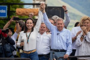 The two traitors María Corina Machado and Edmundo González raise their hands before the cameras. Photo: Euroactiv.