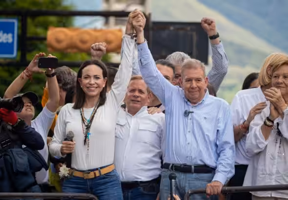 The two traitors María Corina Machado and Edmundo González raise their hands before the cameras. Photo: Euroactiv.