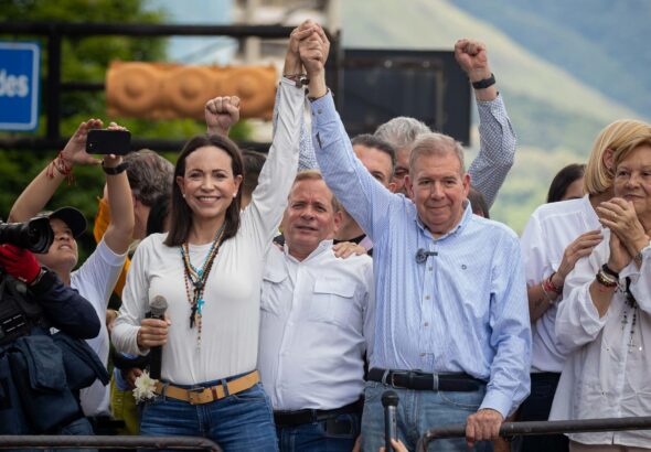 The two traitors María Corina Machado and Edmundo González raise their hands before the cameras. Photo: Euroactiv.