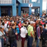 Venezuelan migrants wait to cross border at the Binational Border Service Center of Peru, on the border with Ecuador, in Tumbes, Peru on Oct. 31, 2018. Photo: Sebastian Castaneda/Reuters.