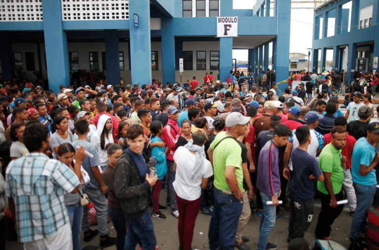 Venezuelan migrants wait to cross border at the Binational Border Service Center of Peru, on the border with Ecuador, in Tumbes, Peru on Oct. 31, 2018. Photo: Sebastian Castaneda/Reuters.