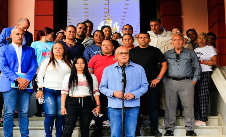 Family members of Venezuelan migrants illegally imprisoned in El Salvador, accompanied by Venezuelan National Assembly President Jorge Rodríguez, hold a press conference at Miraflores Palace, Caracas, March 20, 2025. Photo: Presidential Press.