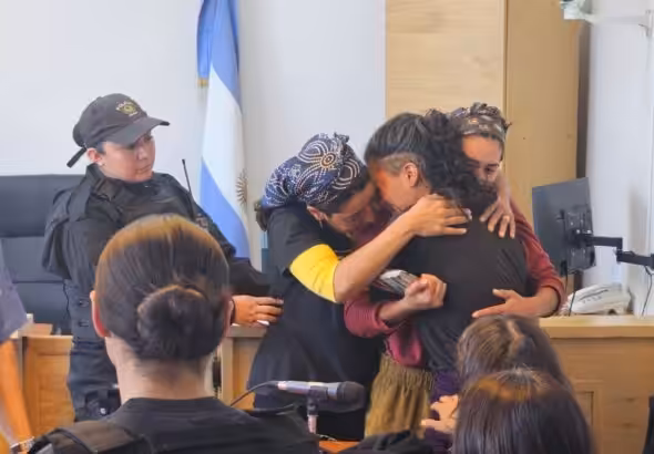 Young Mapuche woman Victoria Núñez Fernández embraces family members in court after being sentenced to two months of preventive detention for alleged arson. Photo: X/@monschlotthauer.