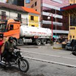Fuel tanker truck parked next to a gas station in Bolivia. Photo: EFE.