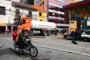 Fuel tanker truck parked next to a gas station in Bolivia. Photo: EFE.