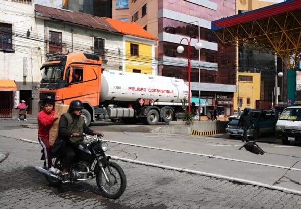 Fuel tanker truck parked next to a gas station in Bolivia. Photo: EFE.