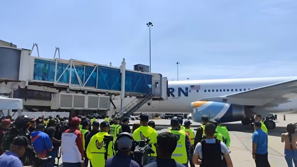 Aircraft bringing 175 Venezuelan migrants from the US at the Simón Bolívar International Airport in Maiquetía, Venezuela, March 30, 2025. Photo: Orlefrank Amaya/El Universal.
