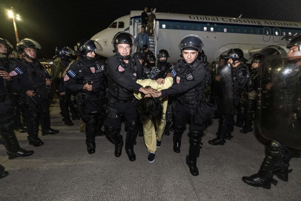 Heavily armed Salvadoran police agents transfer Venezuelan migrants at the Oscar Arnulfo Romero International Airport, in San Luis Talpa, El Salvador. Photo: Presidency of El Salvador.