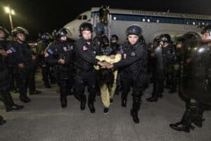 Heavily armed Salvadoran police agents transfer Venezuelan migrants at the Oscar Arnulfo Romero International Airport, in San Luis Talpa, El Salvador. Photo: Presidency of El Salvador.