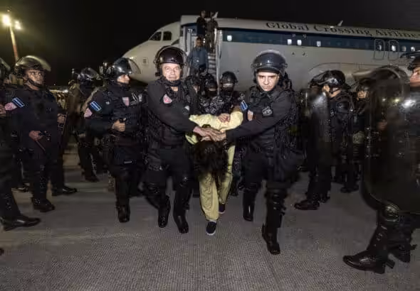 Heavily armed Salvadoran police agents transfer Venezuelan migrants at the Oscar Arnulfo Romero International Airport, in San Luis Talpa, El Salvador. Photo: Presidency of El Salvador.