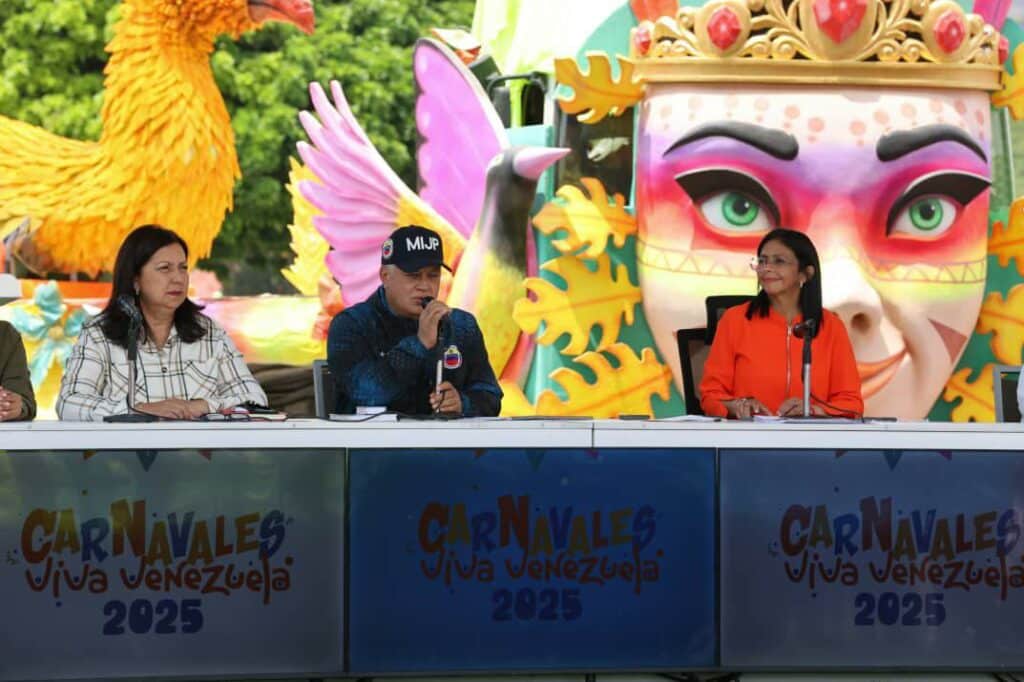 Venezuelan Interior Minister Diosdado Cabello (center) reporting on the Carnival 2025 security deployment, next to Vice President Delcy Rodríguez (right). Photo: Con el Mazo Dando.