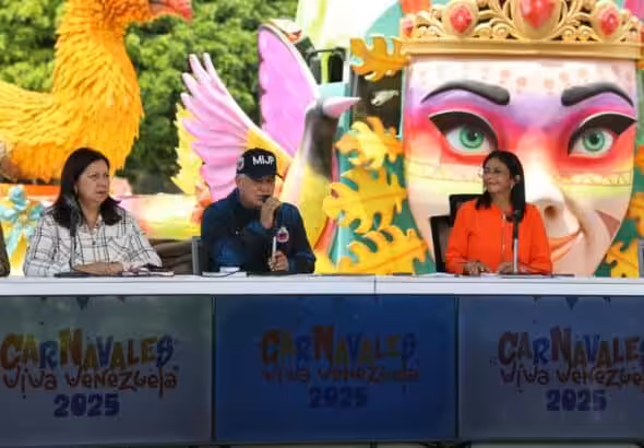 Venezuelan Interior Minister Diosdado Cabello (center) reporting on the Carnival 2025 security deployment, next to Vice President Delcy Rodríguez (right). Photo: Con el Mazo Dando.