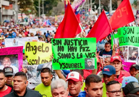 A large-scale protest in Caracas on Tuesday, March 18, 2025, rallying in support of Venezuelans allegedly wrongfully detained by the U.S. government in collaboration with the Salvadoran government. The detainees face unverified accusations of ties to the Aragua Train criminal group. Photo: Telesur.