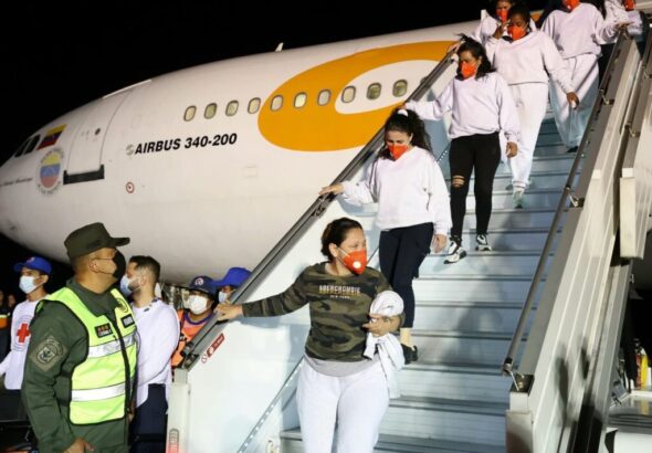 Venezuelan women migrants, repatriated from the US through the Venezuelan government's Return to the Homeland Program, arrive in the country. Photo: Con El Mazo Dando.