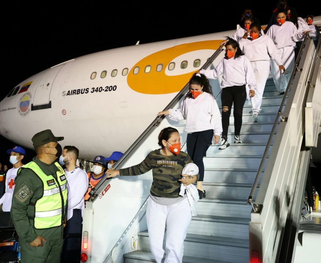 Venezuelan women migrants, repatriated from the US through the Venezuelan government's Return to the Homeland Program, arrive in the country. Photo: Con El Mazo Dando.