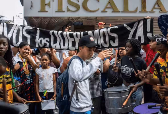 Rally outside prosecutors office in Guayaquil demanding the immediate return of the four disappeared children. Photo: CDH Guayaquil.