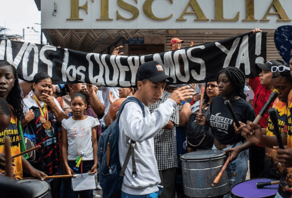 Rally outside prosecutors office in Guayaquil demanding the immediate return of the four disappeared children. Photo: CDH Guayaquil.