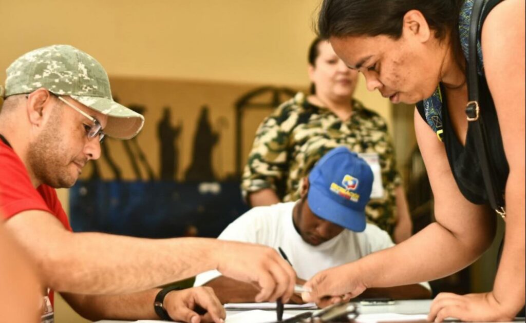 Venezuelan woman participating in the popular consultation this Sunday, April 27, 2025. Photo: Venezuela Presidential Press.