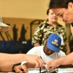 Venezuelan woman participating in the popular consultation this Sunday, April 27, 2025. Photo: Venezuela Presidential Press.