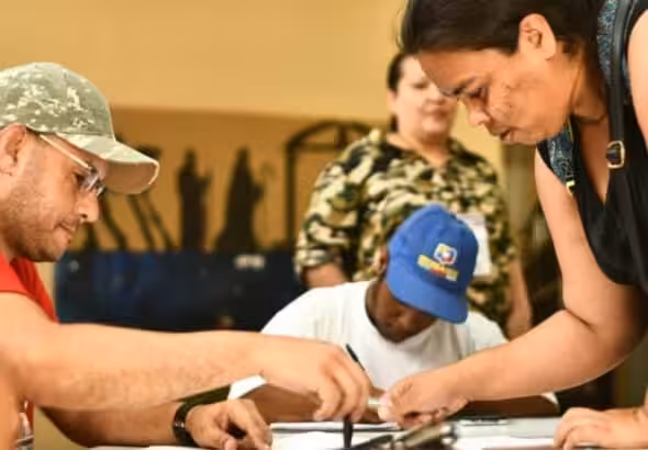 Venezuelan woman participating in the popular consultation this Sunday, April 27, 2025. Photo: Venezuela Presidential Press.