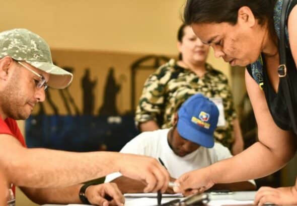 Venezuelan woman participating in the popular consultation this Sunday, April 27, 2025. Photo: Venezuela Presidential Press.