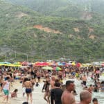 Venezuelans enjoying the 2025 Holy Week holiday on a beach. Photo: Mintur.