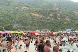 Venezuelans enjoying the 2025 Holy Week holiday on a beach. Photo: Mintur.